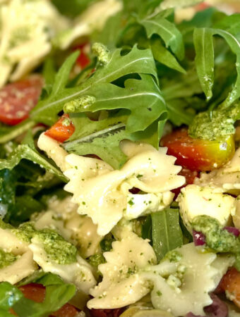 italienischer Pastasalat mit Basilikum-Pesto