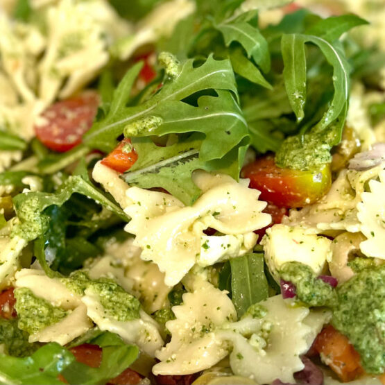 italienischer Pastasalat mit Basilikum-Pesto