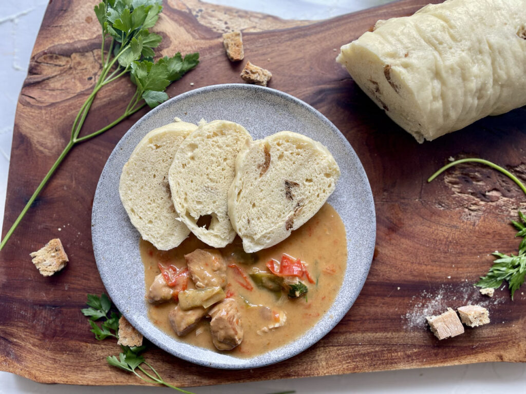 Böhmische Knödel mit ungarischem Hähnchengulasch