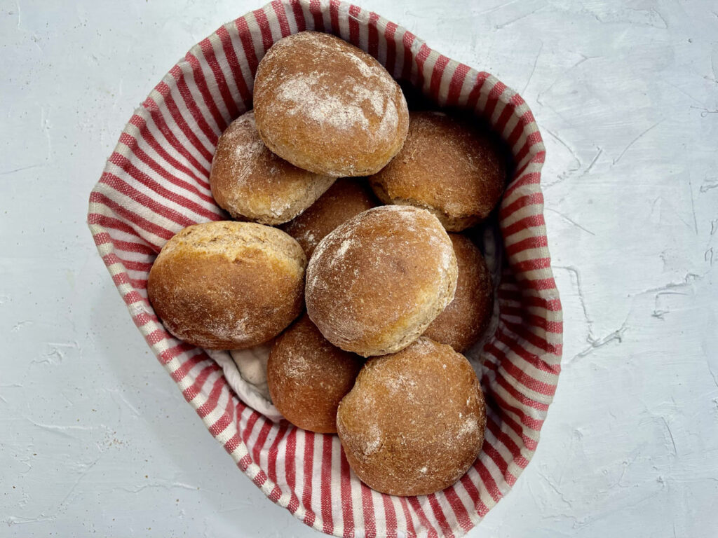 Leckere und kross gebackenen Brötchen aus Dinkelvollkorn zum Frühstück