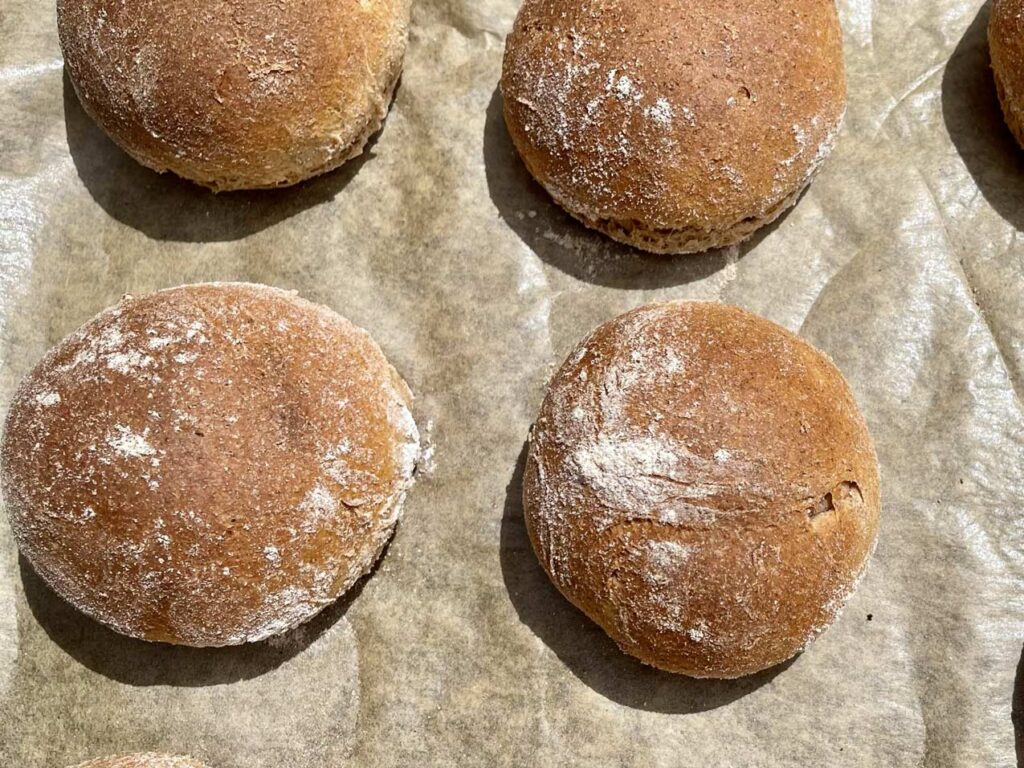 Vollkornmehl ist gesund und man kann köstliche Frühstückssemmeln daraus backen