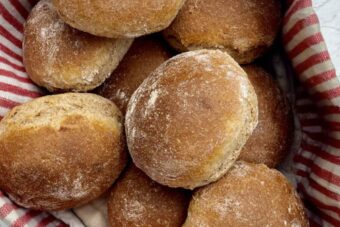 Genaue Anleitung und Rezept für Brötchen zum Frühstück