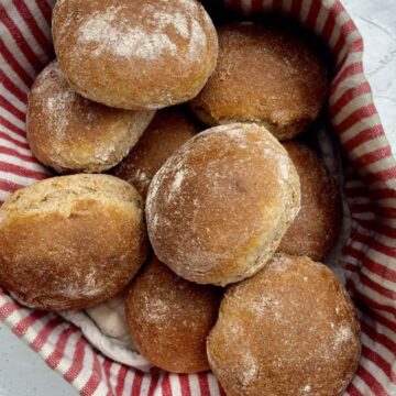 Genaue Anleitung und Rezept für Brötchen zum Frühstück