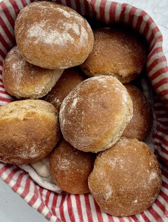 Genaue Anleitung und Rezept für Brötchen zum Frühstück