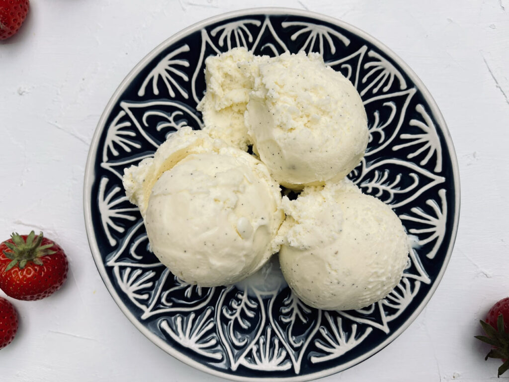 Vanilliges cremiges Eis aus der Eismaschine