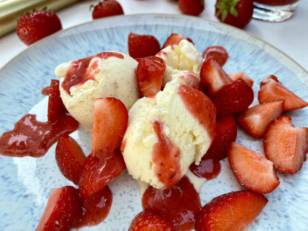 Schnelle Erdbeersoße macht dieses Eis zu einem fruchtigen Dessert