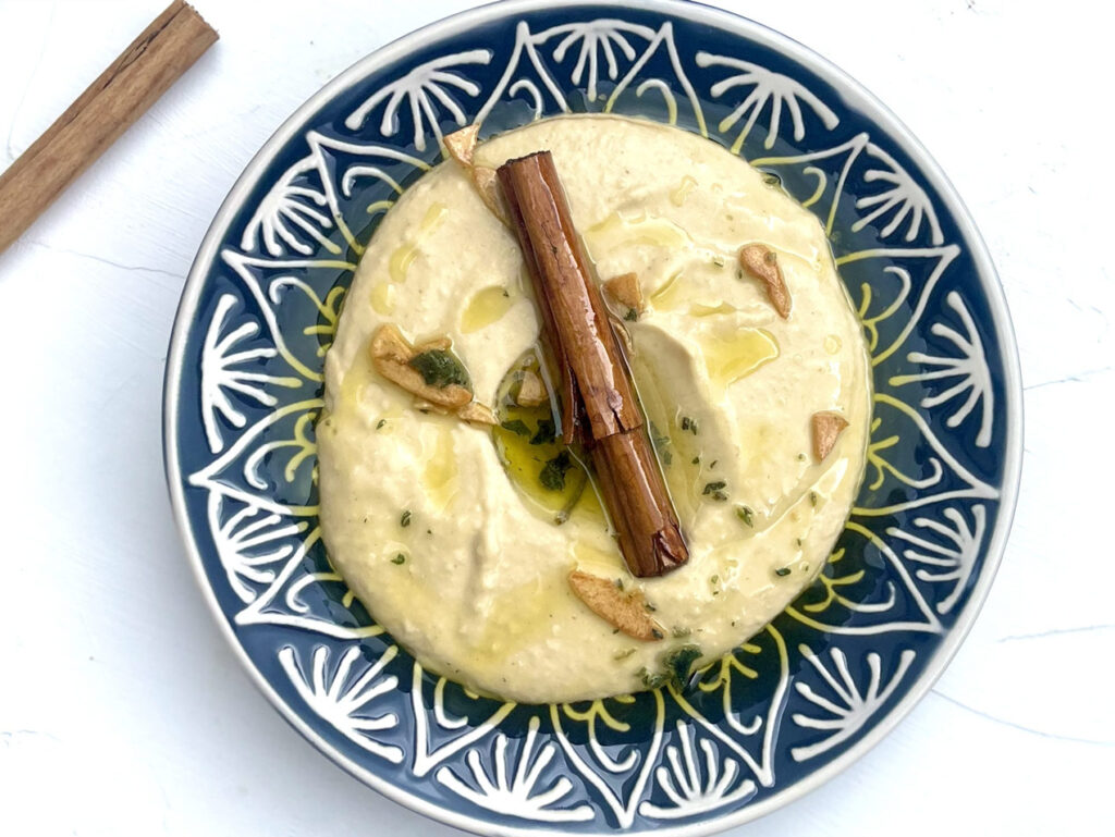 Lecker und gesund ist dieser Dip aus vorgekochten Kichererbsen, Tahin und Gewürzen