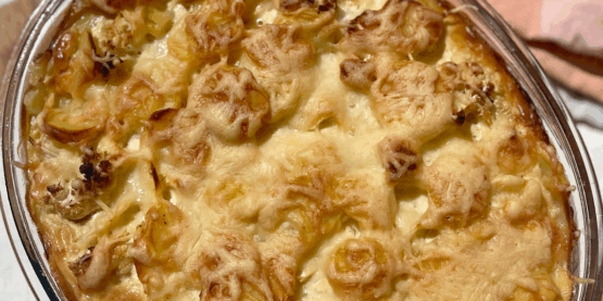 Kartoffel-Blumenkohl-Auflauf mit knuspriger Käsekruste und cremiger Soße