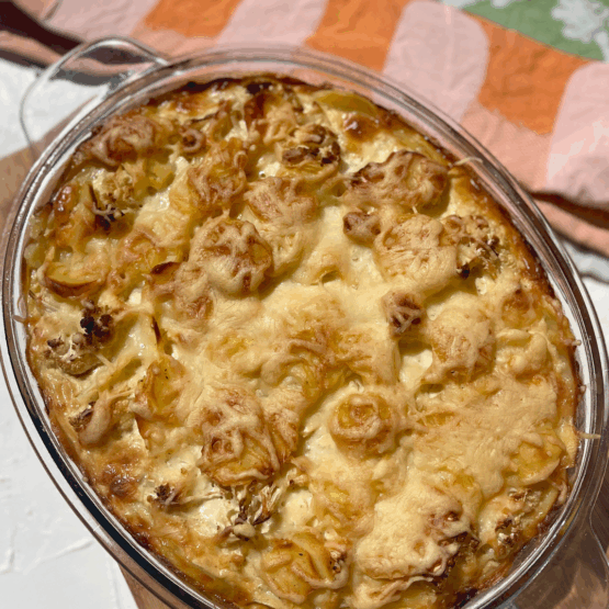 Kartoffel-Blumenkohl-Auflauf mit knuspriger Käsekruste und cremiger Soße