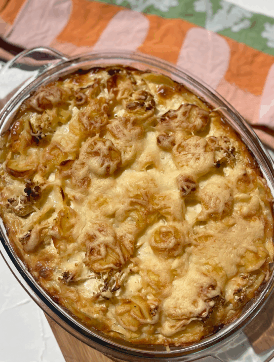 Kartoffel-Blumenkohl-Auflauf mit knuspriger Käsekruste und cremiger Soße