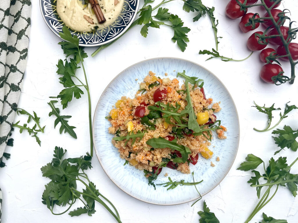 Schnell gemachter Couscous Salat mit frischem Gemüse und Hummus