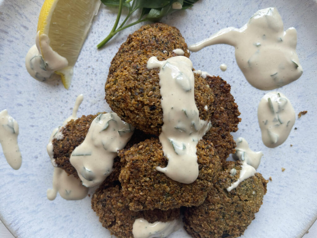selbstgemachte Falafel mit Tahin Sauce