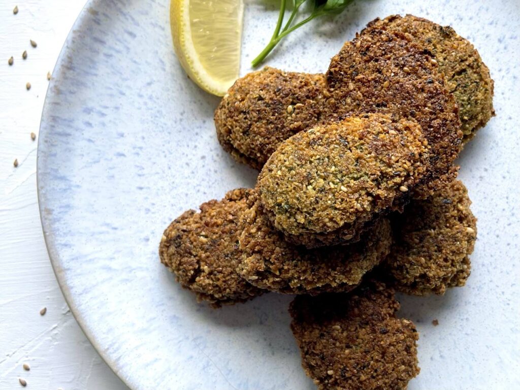 Goldbraune Falafel aus getrockneten Kichererbsen - Falafel Rezept einfach