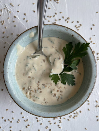 Tahin Sauce mit Knoblauch, Zitrone und Petersilie
