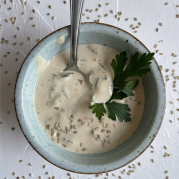 Tahin Sauce mit Knoblauch, Zitrone und Petersilie