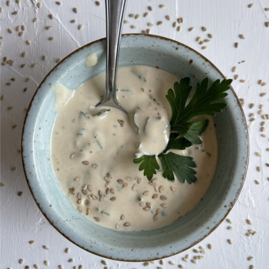 Tahin Sauce mit Knoblauch, Zitrone und Petersilie