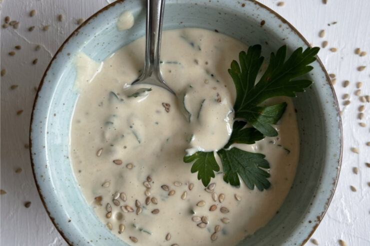 Tahin Sauce mit Knoblauch, Zitrone und Petersilie