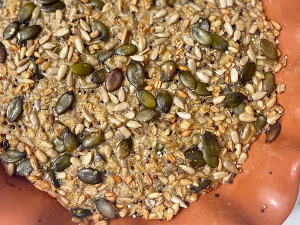 Volles Korn und leckere Samen in einem Brot zum Frühstück