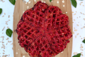 Herzhafte Waffel mit Kartoffeln und rote Bete