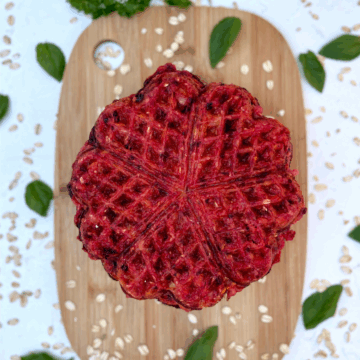Herzhafte Waffel mit Kartoffeln und rote Bete