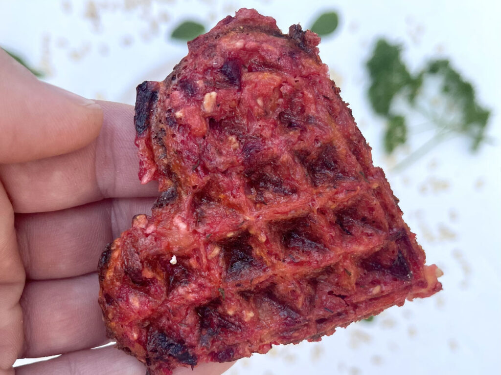 Möhren, Zwiebel, Rote Bete, Kartoffeln, Mehl, Eier, Dill und Hafferflocken kommen in die Herzhaften Waffeln