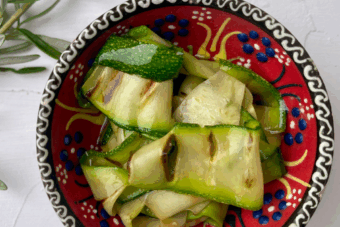 Antipasti aus Zucchini mit Olivenöl und Rosmarin