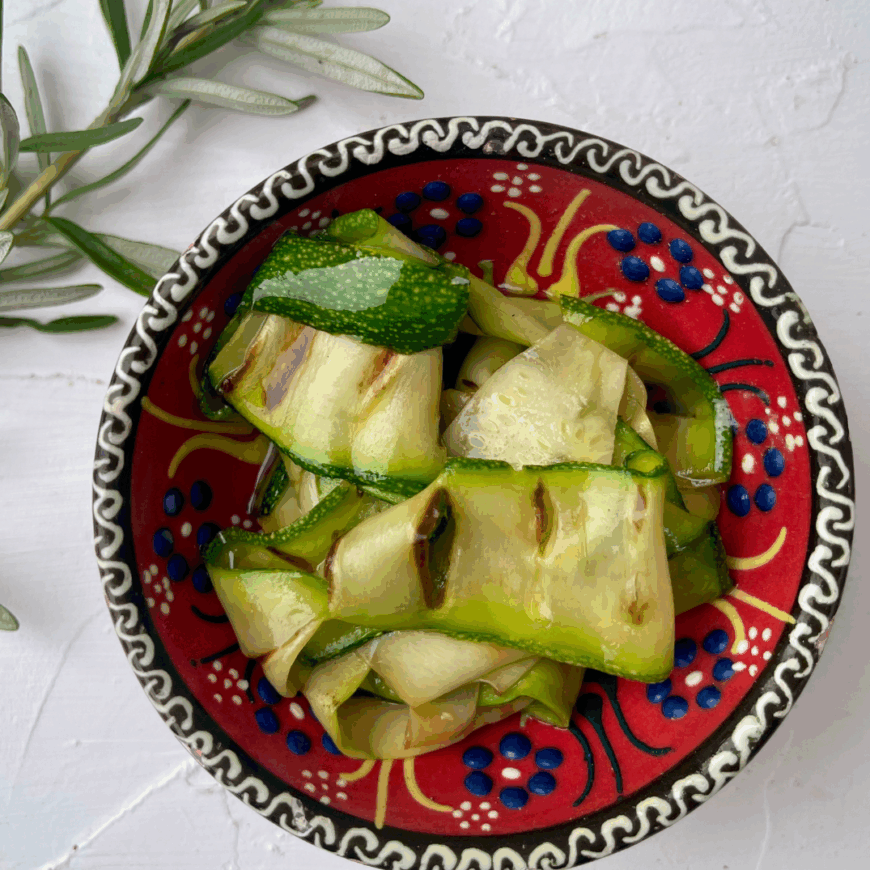 Antipasti aus Zucchini mit Olivenöl und Rosmarin