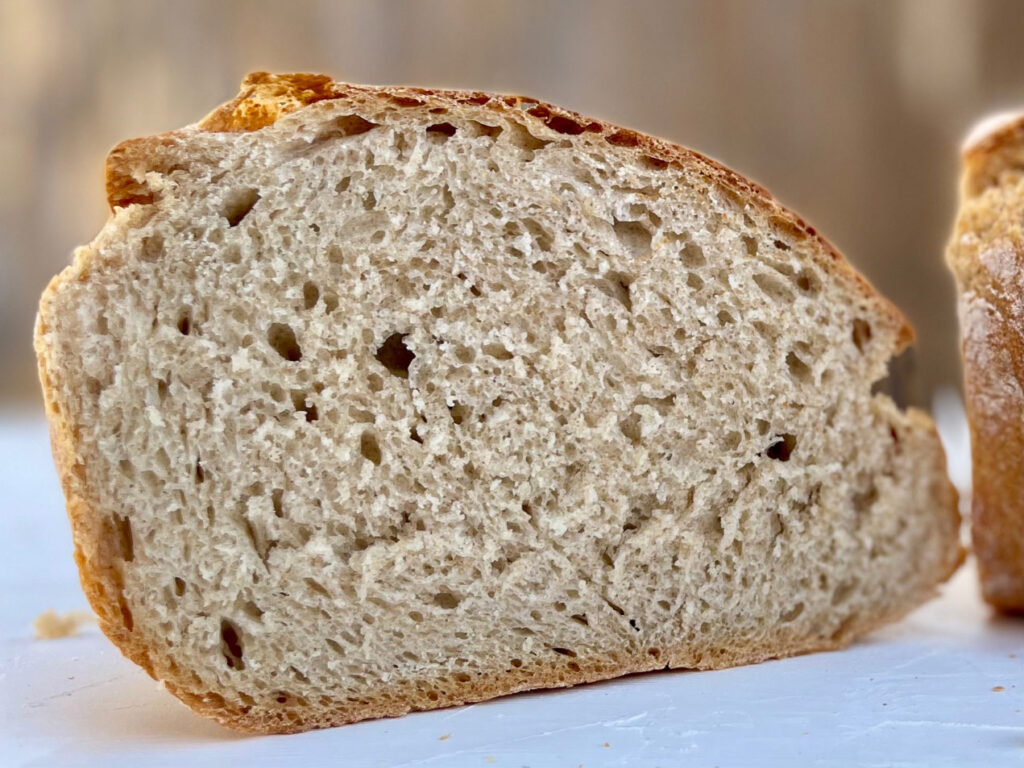 Lockere Krume durch das Backen im Römertopf
