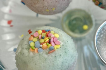 Selbstgemachte Badebombe mit bunten Streuseln aus dem Badebomben Rezept