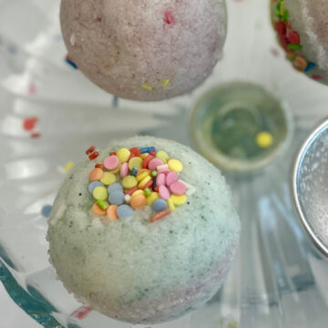 Selbstgemachte Badebombe mit bunten Streuseln aus dem Badebomben Rezept
