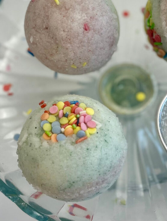 Selbstgemachte Badebombe mit bunten Streuseln aus dem Badebomben Rezept