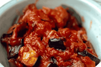 Caponata mit Auberginen, Zucchini und Zwiebeln in fruchtiger Tomatensauce, serviert als Dip