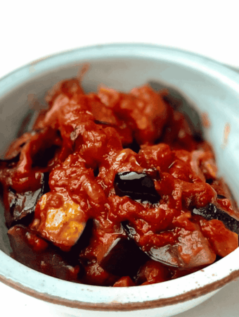 Caponata mit Auberginen, Zucchini und Zwiebeln in fruchtiger Tomatensauce, serviert als Dip