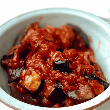 Caponata mit Auberginen, Zucchini und Zwiebeln in fruchtiger Tomatensauce, serviert als Dip