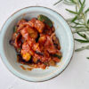 Caponata Rezept als Dip in einer hellen Schale mit tomatiger Sauce, Aubergine und Zucchini