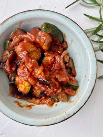 Caponata Rezept als Dip in einer hellen Schale mit tomatiger Sauce, Aubergine und Zucchini
