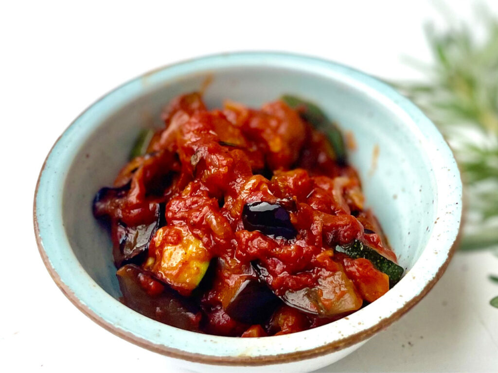 Caponata mit Auberginen, Zucchini und Zwiebeln in fruchtiger Tomatensauce, serviert als Dip
